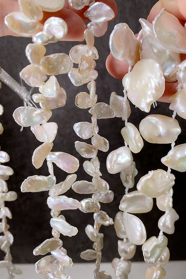 【淡水パール】（花びら　ケシ） 大きさ　約13～23×17～35mm 穴径　約0.5mm 1連　約16cm　12個