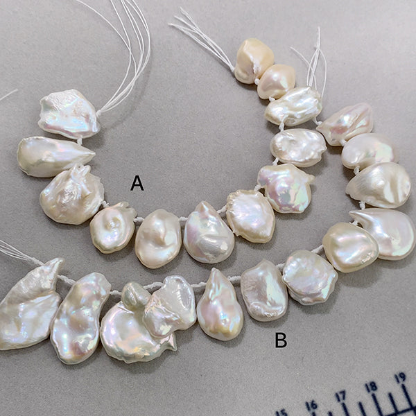 【淡水パール】（花びら　ケシ） 大きさ　約13～23×17～35mm 穴径　約0.5mm 1連　約16cm　12個