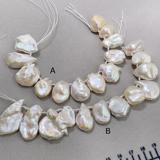 【淡水パール】（花びら　ケシ） 大きさ　約13～23×17～35mm 穴径　約0.5mm 1連　約16cm　12個