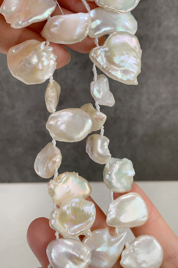 【淡水パール】（花びら　ケシ） 大きさ　約13～23×17～35mm 穴径　約0.5mm 1連　約16cm　12個