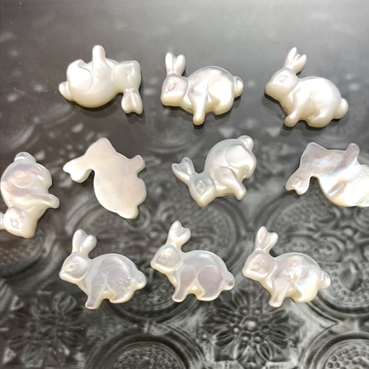 【シェル】マザーオブパール （うさぎ　ウサギ　ラビット） 大きさ　約12×8mm 穴径　約0.7～0.8mm 厚み 約3mm