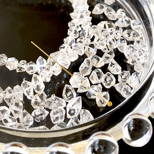 【天然石】 アフガニスタンクリスタル ハーキマーダイヤモンド （ラフカット　タンブルカット） 大きさ　約2～3.5×4～7mm 穴径　約0.4～0.5mm
