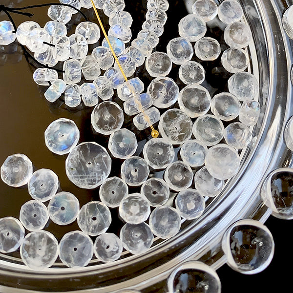 [Natural Stone] Rainbow Moonstone (Button Cut) Size: Approx. 2-4 x 3.5-6mm Hole diameter: Approx. 0.4mm