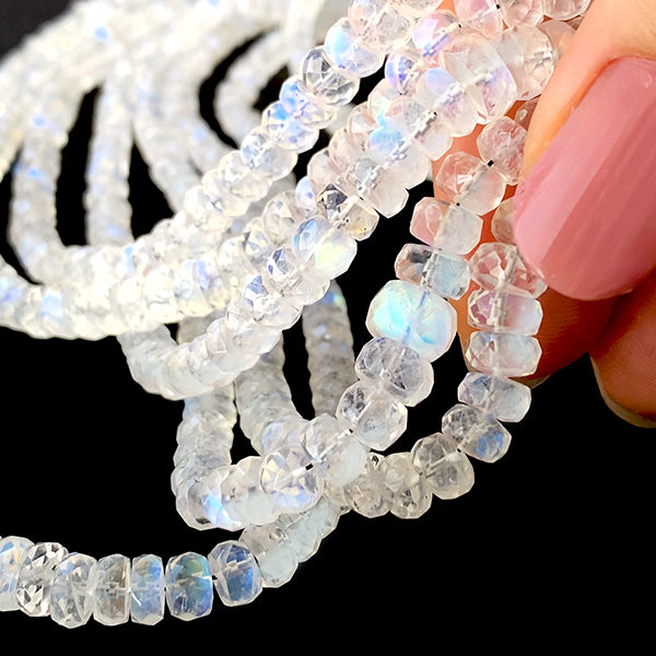[Natural Stone] Rainbow Moonstone (Button Cut) Size: Approx. 2-4 x 3.5-6mm Hole diameter: Approx. 0.4mm