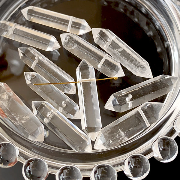 [Natural Stone] Crystal (Double Terminated)
Size: approx. 6.5-7 x 27-30mm
Hole diameter: approx. 0.7mm
1 piece