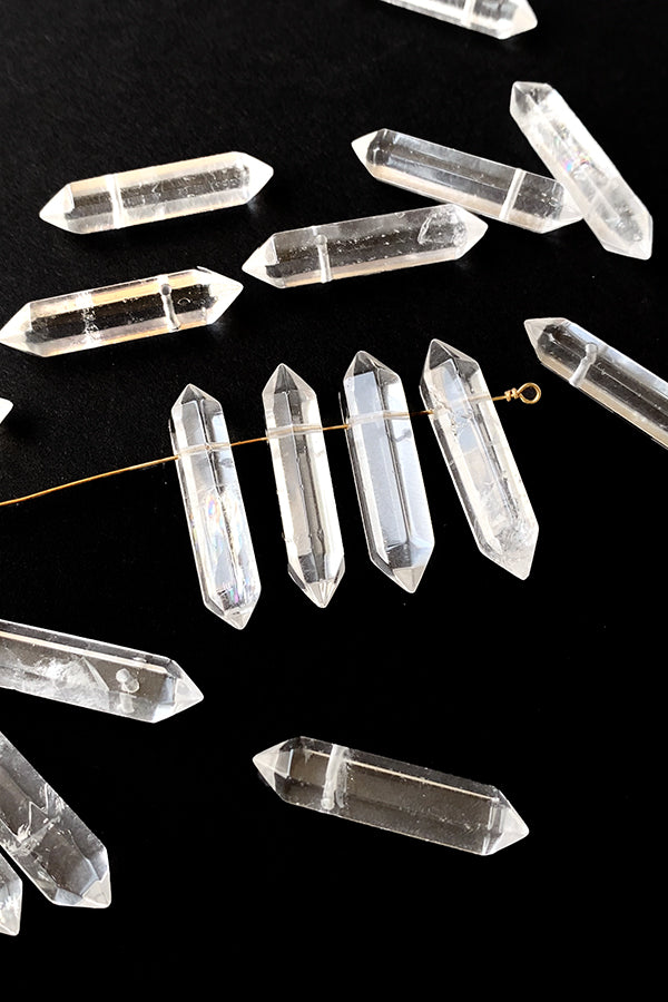 [Natural Stone] Crystal (Double Terminated)
Size: approx. 6.5-7 x 27-30mm
Hole diameter: approx. 0.7mm
1 piece