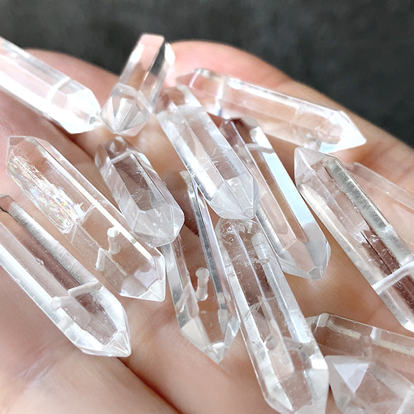 [Natural Stone] Crystal (Double Terminated)
Size: approx. 6.5-7 x 27-30mm
Hole diameter: approx. 0.7mm
1 piece