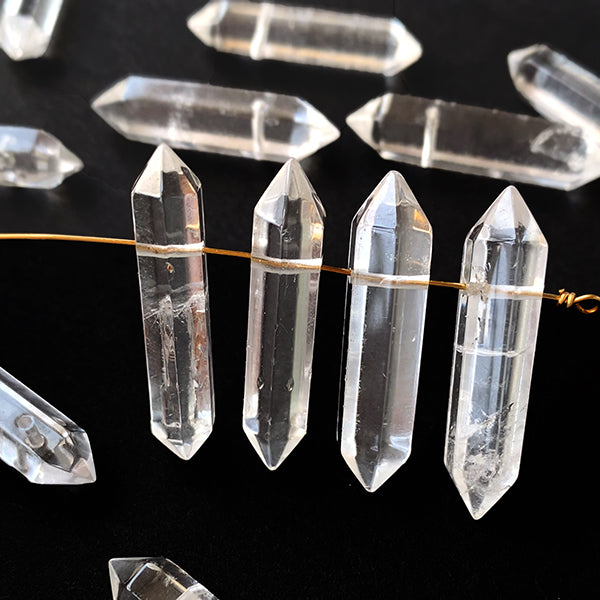 [Natural Stone] Crystal (Double Terminated)
Size: approx. 6.5-7 x 27-30mm
Hole diameter: approx. 0.7mm
1 piece
