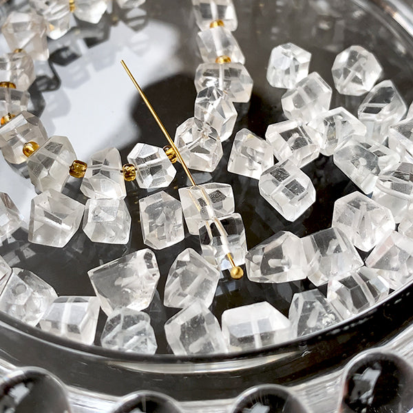 【天然石】 トパーズ ホワイト （ラフカット　タンブルカット） 大きさ　約4～5×6～7mm 穴径　約0.4～0.5mm