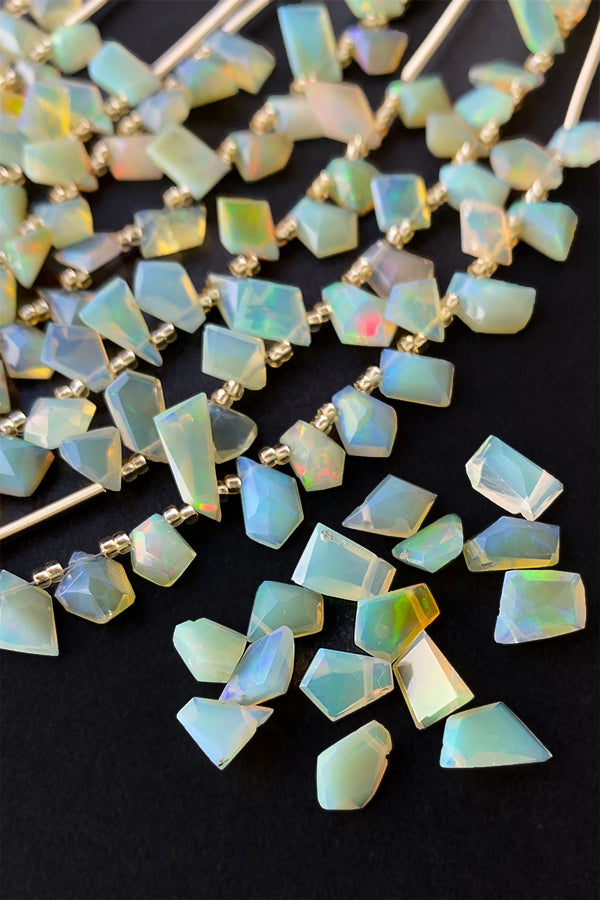 Precious opal (rough cut, slice cut, tumble cut) Size about 5-5.5×5-7.5mm hole diameter about 0.5-0.6mm 15 pieces